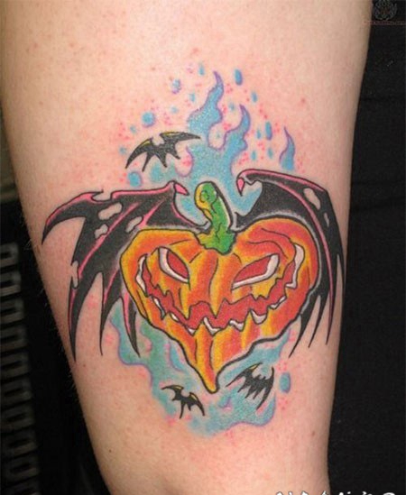 彩色的漫画风格飞行南瓜和蝙蝠翅膀手臂纹身图案