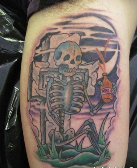 old school彩色喝饮料的骷髅与墓碑纹身图案
