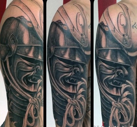 手臂写实的黑白武士头盔纹身图案