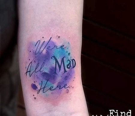 有趣的字母和紫蓝色泼墨水彩手臂纹身图案