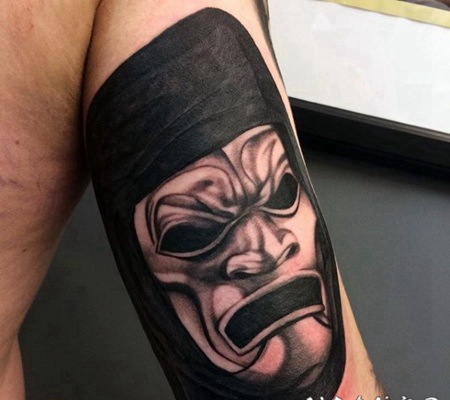 手臂黑暗的武士头盔面具纹身图案