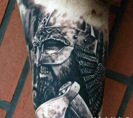 非常逼真惊人的黑白愤怒中世纪战士手臂纹身图案