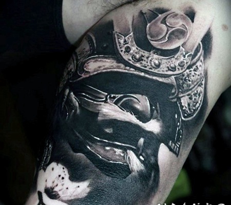 非常逼真的武士头盔与白色花朵手臂纹身图案