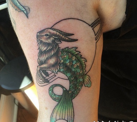 怪异的半鱼尾半山羊彩色手臂纹身图案