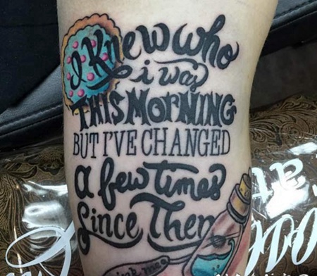 很酷的黑色字母与彩色小魔瓶手臂纹身图案