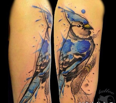 手臂水彩画风格美丽的鸟纹身图案