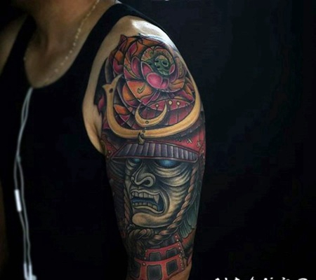 手臂上卡通风格的彩色恶魔武士纹身图案