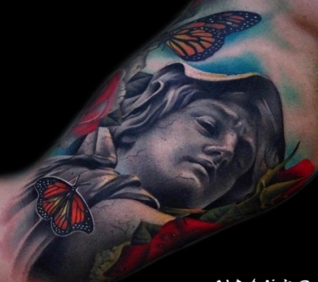 彩色的蝴蝶和花朵雕像手臂纹身图案