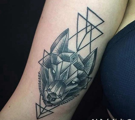 手臂雕刻风格黑色点刺狼头几何纹身图案
