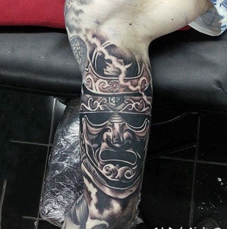 手臂黑白神秘的武士头盔纹身图案