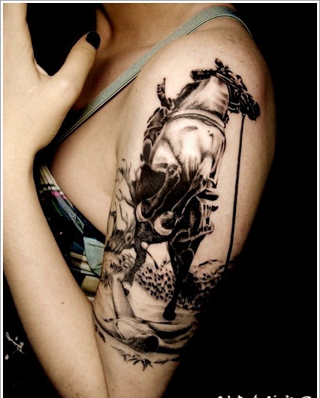 华丽的黑色水墨武士与马手臂纹身图案