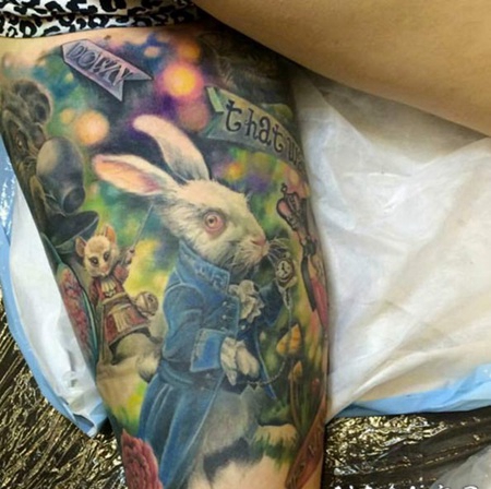 手臂梦幻的彩色爱丽丝兔子纹身图案