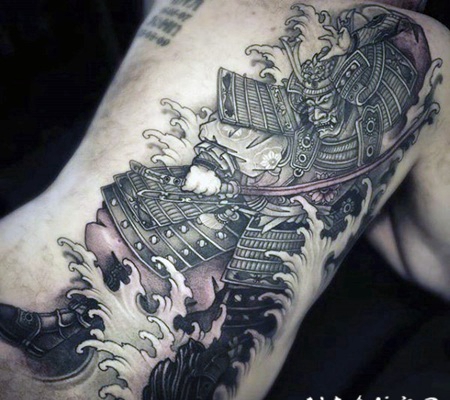 好看的卡通黑白武士手臂纹身图案