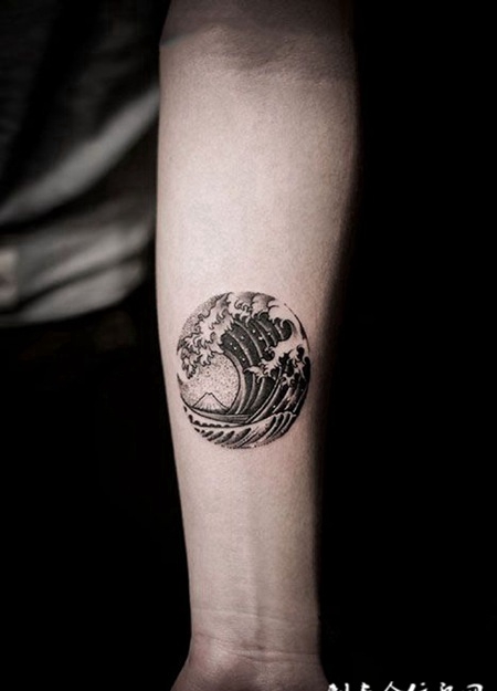 个性手臂海浪纹身图案