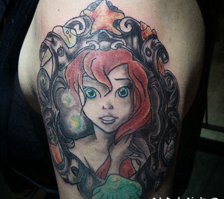 手臂卡通美人鱼和贝壳彩绘纹身图案