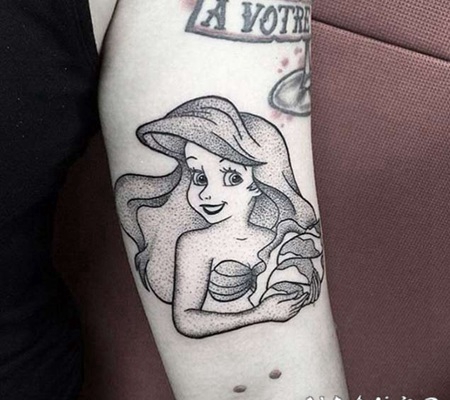 雕刻风格的黑色点刺微笑艾莉尔美人鱼手臂纹身图案