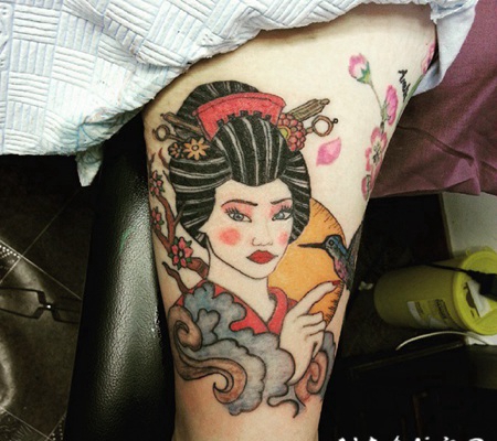 old school五彩的亚洲艺妓与鸟手臂纹身图案
