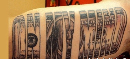 精彩的黑白字母形美元手臂纹身图案