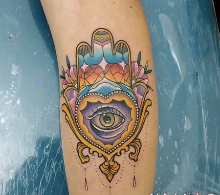 手臂精美的法蒂玛之手和心形眼睛纹身图案
