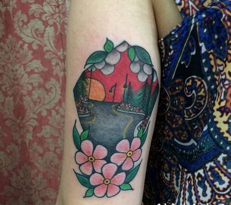 old school彩色夜间街道与花朵手臂纹身图案