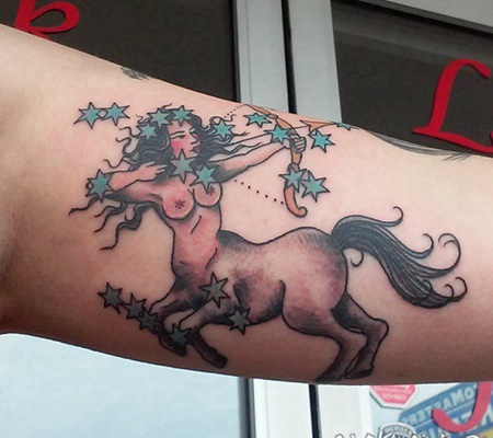 漂亮的彩色性感女人射手和星星手臂纹身图案