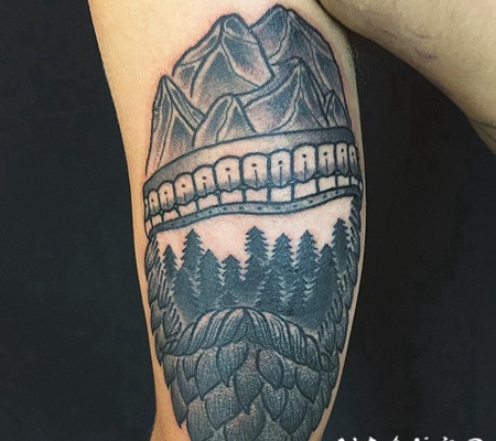 手臂黑色的森林与山区纹身图案