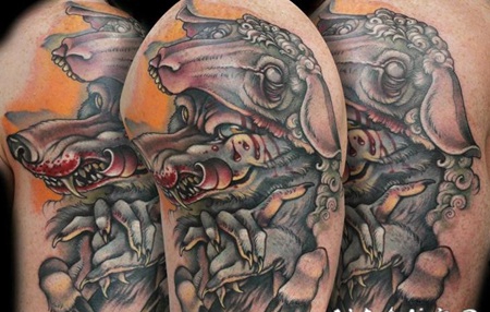 手臂现代风格的彩绘狼披着羊皮纹身图案