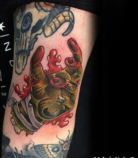 手臂old school卡通风格彩色僵尸手纹身图案