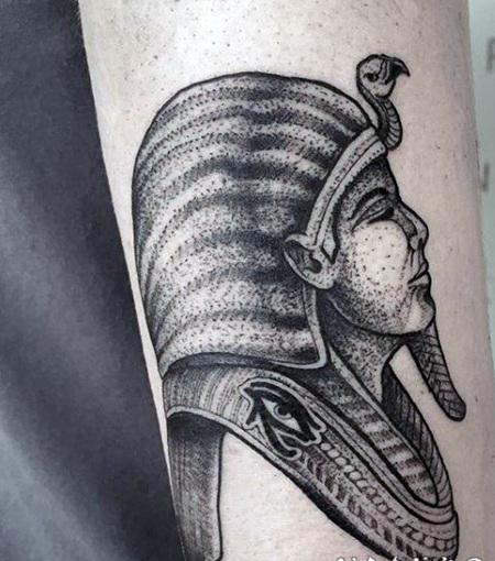 雕刻风格黑色点刺埃及法老肖像手臂纹身图案