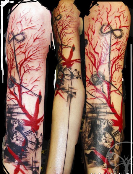 手臂线条风格的时钟与红色树枝纹身图案