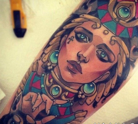 美丽的五彩埃及女人肖像与猫手臂纹身图案