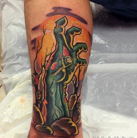 手臂卡通风格彩色僵尸手纹身图案