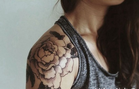 女生肩部黑白大牡丹花纹身图案