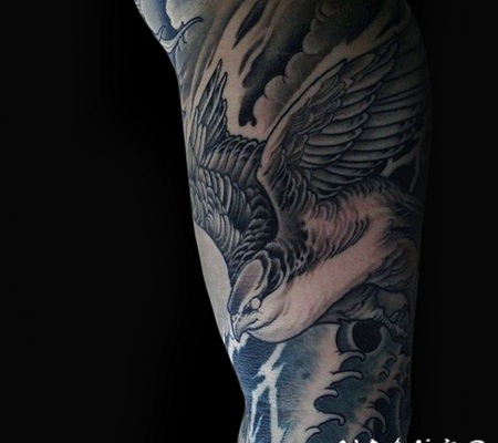 old school壮观的黑白鹰手臂纹身图案