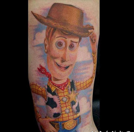 手臂彩色的玩具总动员纹身图案