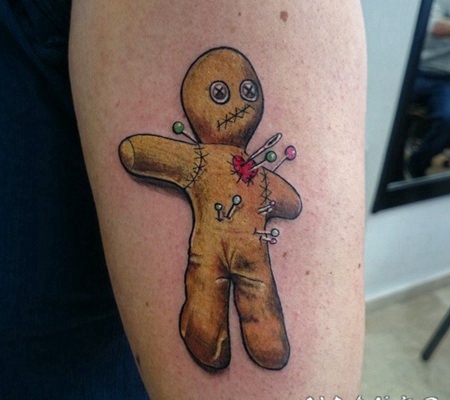 小小的彩色卡通巫毒娃娃手臂纹身图案