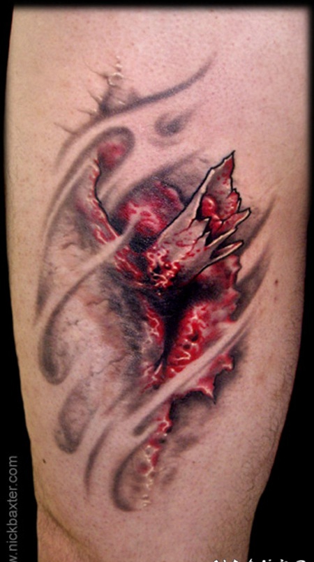 逼真的彩色撕皮与血腥的骨头手臂纹身图案