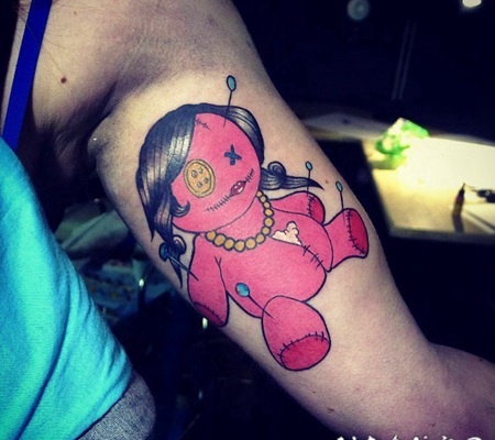 old school五彩卡通巫毒娃娃手臂纹身图案