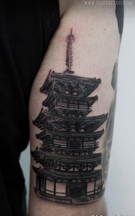 栩栩如生的黑白亚洲寺庙手臂纹身图案