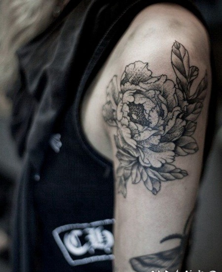 手臂点刺精致的牡丹花黑白纹身图案