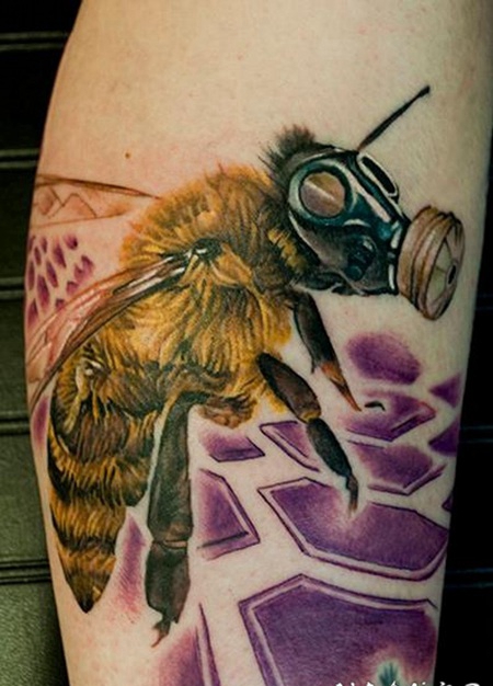独特设计的彩色防毒面具蜜蜂手臂纹身图案