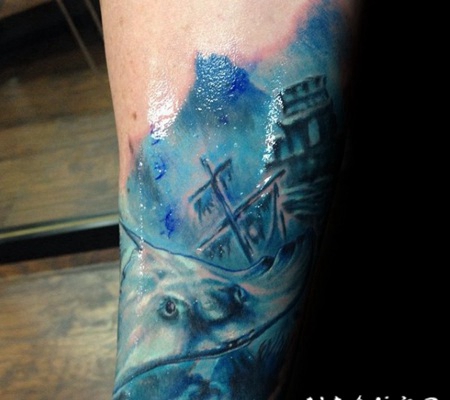 手臂水彩画风格的海底鳐鱼写实纹身图案