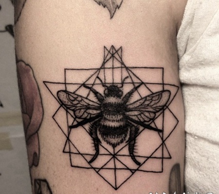 黑白点刺蜜蜂和几何饰品手臂纹身图案