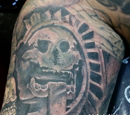 手臂黑白的部落雕塑纹身图案