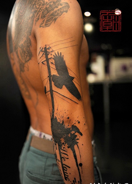 手臂黑色的乌鸦和电力线泼墨纹身图案