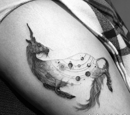 手臂独特的黑白写实山羊结合太阳系纹身图案