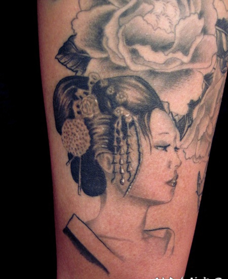 传统的黑色亚洲艺妓肖像手臂纹身图案