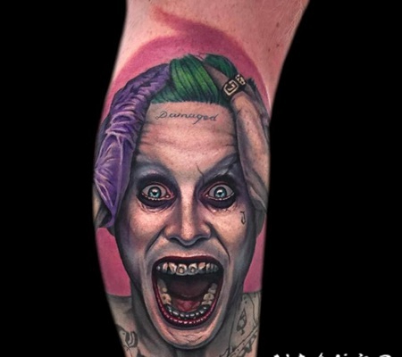 手臂令人毛骨悚然的小丑肖像纹身图案