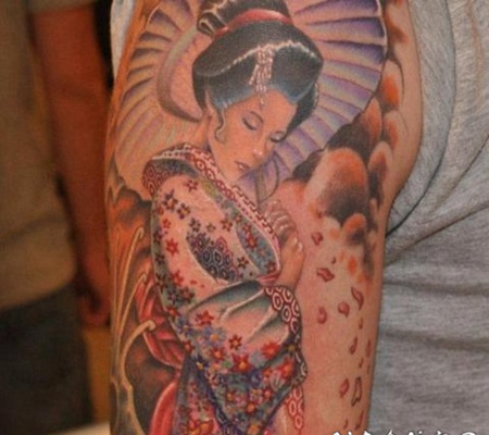 迷人的腼腆亚洲艺妓与和服花瓣手臂纹身图案