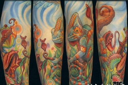 写实的七彩变色龙和丛林植物手臂纹身图案